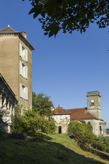 Vue sur la tour nord de la demeure avec l'église paroissiale en arrière plan. © Région Bourgogne-Franche-Comté, Inventaire du patrimoine