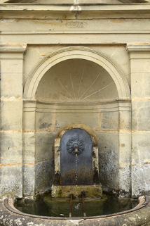 Détail sur la borne de la fontaine. © Région Bourgogne-Franche-Comté, Inventaire du patrimoine