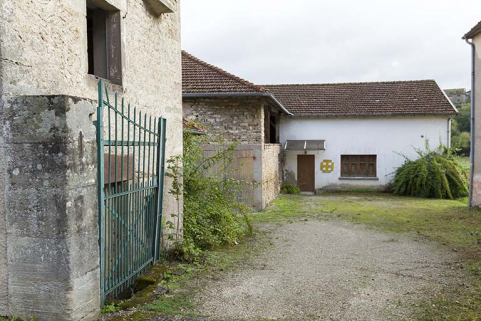 Vue sur la cour intérieure depuis la voie publique. © Région Bourgogne-Franche-Comté, Inventaire du patrimoine