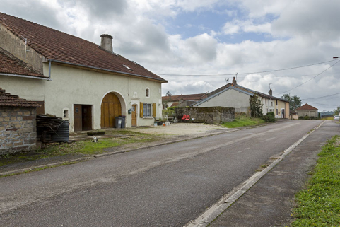 La rue Royale avec le lavoir rue Saint-Antoine en arrière plan - la Côte. © Région Bourgogne-Franche-Comté, Inventaire du patrimoine