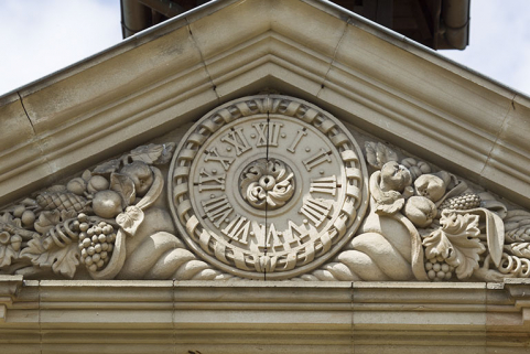 Détail du fronton. © Région Bourgogne-Franche-Comté, Inventaire du patrimoine