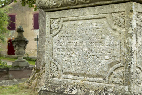 Inscriptions gravées sur une des parois de la base. © Région Bourgogne-Franche-Comté, Inventaire du patrimoine