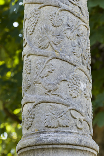 Grappes de vignes en bas-relief sur la croix. © Région Bourgogne-Franche-Comté, Inventaire du patrimoine