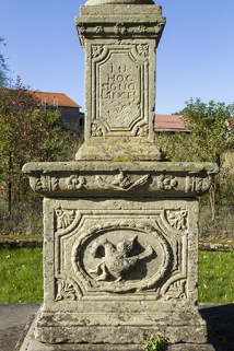 La base et le bas de la croix. © Région Bourgogne-Franche-Comté, Inventaire du patrimoine