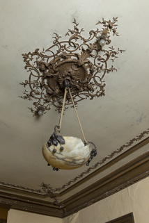 Détail d'un lustre. © Région Bourgogne-Franche-Comté, Inventaire du patrimoine Détail d'un lustre. © Région Bourgogne-Franche-Comté, Inventaire du patrimoine