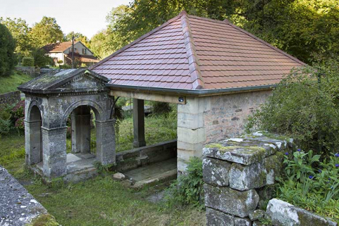 Détail sur le monument abritant le puisard, fontaine la Violette, la Rochère. © Région Bourgogne-Franche-Comté, Inventaire du patrimoine