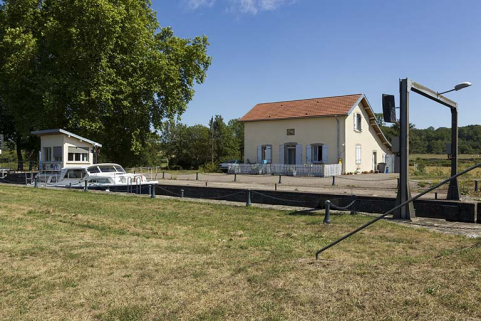 Le site d'écluse, vue d'ensemble. © Région Bourgogne-Franche-Comté, Inventaire du patrimoine Le site d'écluse, vue d'ensemble. © Région Bourgogne-Franche-Comté, Inventaire du patrimoine