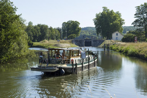 Bâteau en aval du bief. © Région Bourgogne-Franche-Comté, Inventaire du patrimoine Bâteau en aval du bief. © Région Bourgogne-Franche-Comté, Inventaire du patrimoine