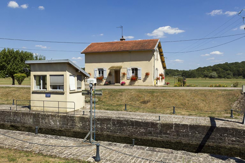 La maison d'éclusier, et le poste de commande au premier plan. © Région Bourgogne-Franche-Comté, Inventaire du patrimoine La maison d'éclusier, et le poste de commande au premier plan. © Région Bourgogne-Franche-Comté, Inventaire du patrimoine