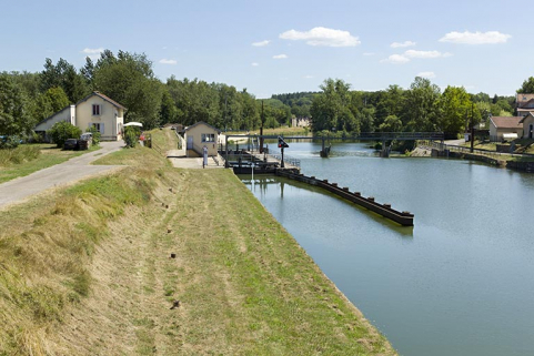 Depuis la rive gauche, en amont, vue du site : barrage et écluse. © Région Bourgogne-Franche-Comté, Inventaire du patrimoine Depuis la rive gauche, en amont, vue du site : barrage et écluse. © Région Bourgogne-Franche-Comté, Inventaire du patrimoine