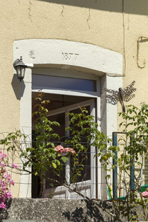 Détail de la date portée sur le linteau de la baie d'entrée : 1877. © Région Bourgogne-Franche-Comté, Inventaire du patrimoine Détail de la date portée sur le linteau de la baie d'entrée : 1877. © Région Bourgogne-Franche-Comté, Inventaire du patrimoine