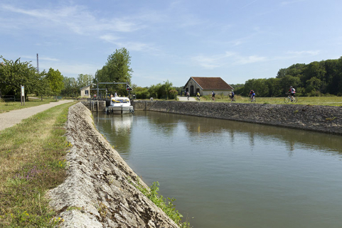 Depuis la rive droite en aval, vue sur le site d'écluse. © Région Bourgogne-Franche-Comté, Inventaire du patrimoine Depuis la rive droite en aval, vue sur le site d'écluse. © Région Bourgogne-Franche-Comté, Inventaire du patrimoine