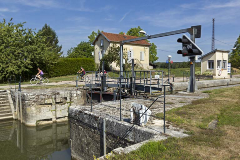 Depuis la rive gauche en aval (sud-est), vue du site d'écluse. © Région Bourgogne-Franche-Comté, Inventaire du patrimoine Depuis la rive gauche en aval (sud-est), vue du site d'écluse. © Région Bourgogne-Franche-Comté, Inventaire du patrimoine