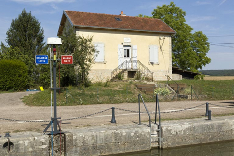 Vue de face de la maison d'éclusier.  © Région Bourgogne-Franche-Comté, Inventaire du patrimoine Vue de face de la maison d'éclusier.  © Région Bourgogne-Franche-Comté, Inventaire du patrimoine
