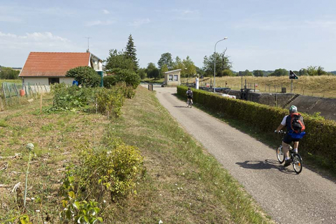 Cyclistes empruntant l'ancien chemin de halage à proximité de l'écluse. © Région Bourgogne-Franche-Comté, Inventaire du patrimoine Cyclistes empruntant l'ancien chemin de halage à proximité de l'écluse. © Région Bourgogne-Franche-Comté, Inventaire du patrimoine