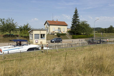 Bateau en train de franchir l'écluse. © Région Bourgogne-Franche-Comté, Inventaire du patrimoine Bateau en train de franchir l'écluse. © Région Bourgogne-Franche-Comté, Inventaire du patrimoine