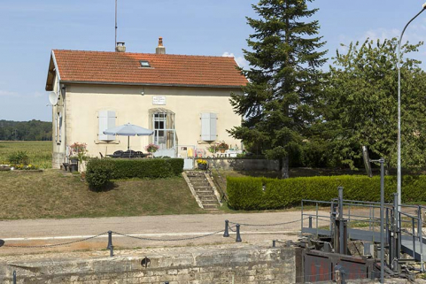 La maison d'éclusier. © Région Bourgogne-Franche-Comté, Inventaire du patrimoine La maison d'éclusier. © Région Bourgogne-Franche-Comté, Inventaire du patrimoine