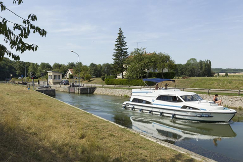 Bateau remontant le canal après avoir franchi l'écluse. © Région Bourgogne-Franche-Comté, Inventaire du patrimoine Bateau remontant le canal après avoir franchi l'écluse. © Région Bourgogne-Franche-Comté, Inventaire du patrimoine