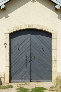 Porte d'entrée du magasin avec sa date de construction. © Région Bourgogne-Franche-Comté, Inventaire du patrimoine Porte d'entrée du magasin avec sa date de construction. © Région Bourgogne-Franche-Comté, Inventaire du patrimoine
