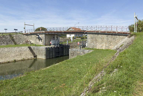 Bief aval de l'écluse. © Région Bourgogne-Franche-Comté, Inventaire du patrimoine Bief aval de l'écluse. © Région Bourgogne-Franche-Comté, Inventaire du patrimoine