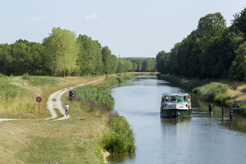 La dérivation au niveau de Ray-sur-Saône avec le chemin de halage. © Région Bourgogne-Franche-Comté, Inventaire du patrimoine La dérivation au niveau de Ray-sur-Saône avec le chemin de halage. © Région Bourgogne-Franche-Comté, Inventaire du patrimoine