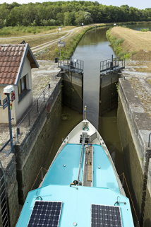 Bateau dans le sas de l'écluse. © Région Bourgogne-Franche-Comté, Inventaire du patrimoine Bateau dans le sas de l'écluse. © Région Bourgogne-Franche-Comté, Inventaire du patrimoine