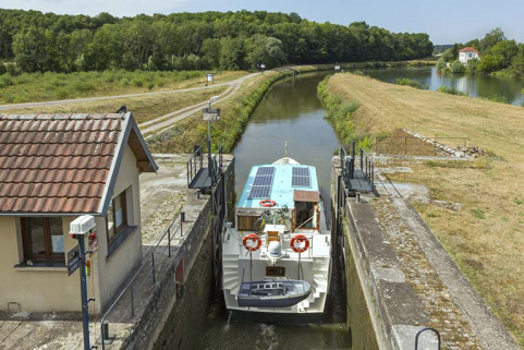 Bateau quittant le sas de l'écluse. © Région Bourgogne-Franche-Comté, Inventaire du patrimoine Bateau quittant le sas de l'écluse. © Région Bourgogne-Franche-Comté, Inventaire du patrimoine