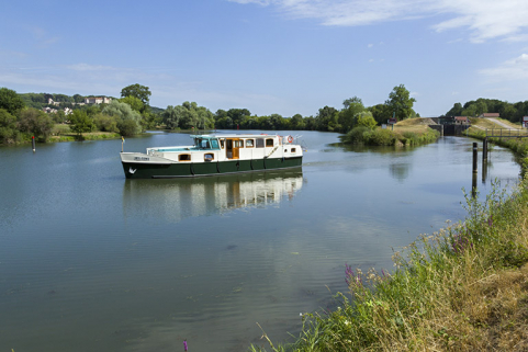 bateau de plaisance sortant de la dérivation de Charentenay. © Région Bourgogne-Franche-Comté, Inventaire du patrimoine bateau de plaisance sortant de la dérivation de Charentenay. © Région Bourgogne-Franche-Comté, Inventaire du patrimoine