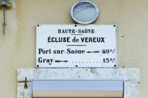 Plaque d'identification de l'écluse. © Région Bourgogne-Franche-Comté, Inventaire du patrimoine Plaque d'identification de l'écluse. © Région Bourgogne-Franche-Comté, Inventaire du patrimoine