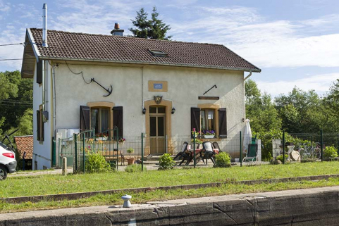 La maison d'éclusier, depuis l'écluse. © Région Bourgogne-Franche-Comté, Inventaire du patrimoine