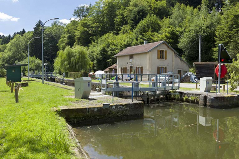Le site décluse depuis l'amont. © Région Bourgogne-Franche-Comté, Inventaire du patrimoine