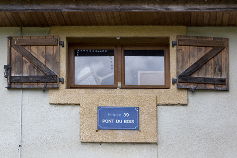 La plaque d'identification de l'écluse. © Région Bourgogne-Franche-Comté, Inventaire du patrimoine La plaque d'identification de l'écluse. © Région Bourgogne-Franche-Comté, Inventaire du patrimoine