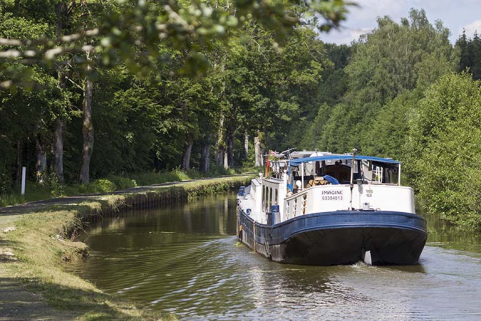 Bâteau naviguant sur le canal de l'Est. © Région Bourgogne-Franche-Comté, Inventaire du patrimoine