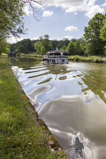 Bâteau sur le canal de l'Est. © Région Bourgogne-Franche-Comté, Inventaire du patrimoine Bâteau sur le canal de l'Est. © Région Bourgogne-Franche-Comté, Inventaire du patrimoine