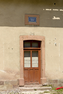Plaque d'identification de l'écluse et la porte d'entrée de la maison. © Région Bourgogne-Franche-Comté, Inventaire du patrimoine Plaque d'identification de l'écluse et la porte d'entrée de la maison. © Région Bourgogne-Franche-Comté, Inventaire du patrimoine