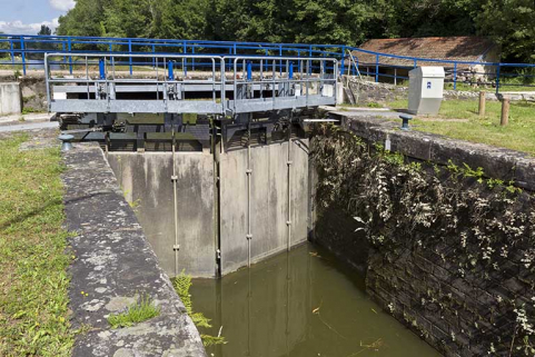 Les portes de l'écluse, busquées vers l'amont. © Région Bourgogne-Franche-Comté, Inventaire du patrimoine Les portes de l'écluse, busquées vers l'amont. © Région Bourgogne-Franche-Comté, Inventaire du patrimoine