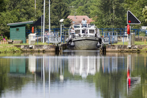 Passage de l'écluse par un bâteau de plaisance. © Région Bourgogne-Franche-Comté, Inventaire du patrimoine Passage de l'écluse par un bâteau de plaisance. © Région Bourgogne-Franche-Comté, Inventaire du patrimoine
