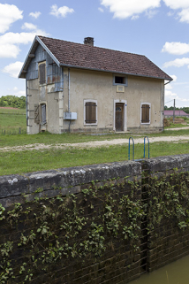 La maison d'éclusier, depuis l'écluse. © Région Bourgogne-Franche-Comté, Inventaire du patrimoine