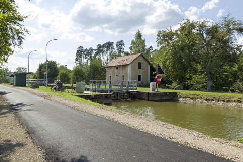 Vue du site d'écluse, du poste de commandement, de la maison d'éclusier depuis la rive gauche en amont. © Région Bourgogne-Franche-Comté, Inventaire du patrimoine