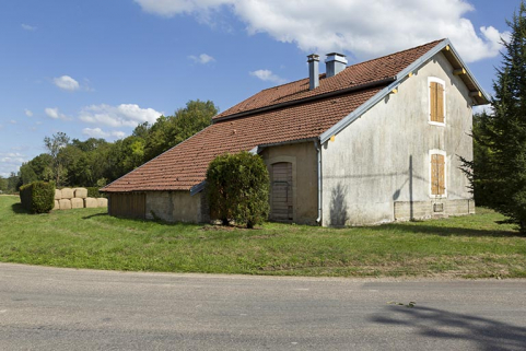 Vue de trois-quart nord-ouest de la maison d'éclusier. © Région Bourgogne-Franche-Comté, Inventaire du patrimoine Vue de trois-quart nord-ouest de la maison d'éclusier. © Région Bourgogne-Franche-Comté, Inventaire du patrimoine
