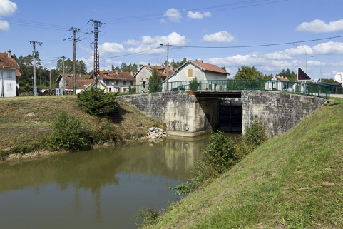 Depuis l'aval, vue sur le pont routier. © Région Bourgogne-Franche-Comté, Inventaire du patrimoine Depuis l'aval, vue sur le pont routier. © Région Bourgogne-Franche-Comté, Inventaire du patrimoine