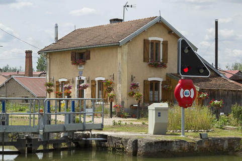 Vue de trois-quart sud-est de la maison d'éclusier depuis la rive gauche.  © Région Bourgogne-Franche-Comté, Inventaire du patrimoine Vue de trois-quart sud-est de la maison d'éclusier depuis la rive gauche.  © Région Bourgogne-Franche-Comté, Inventaire du patrimoine