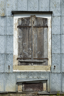 Maison d'éclusier de Corre : détail de deux baies de rez-de-chaussée et de l'essentage de tôle de la façade sud. © Région Bourgogne-Franche-Comté, Inventaire du patrimoine Maison d'éclusier de Corre : détail de deux baies de rez-de-chaussée et de l'essentage de tôle de la façade sud. © Région Bourgogne-Franche-Comté, Inventaire du patrimoine