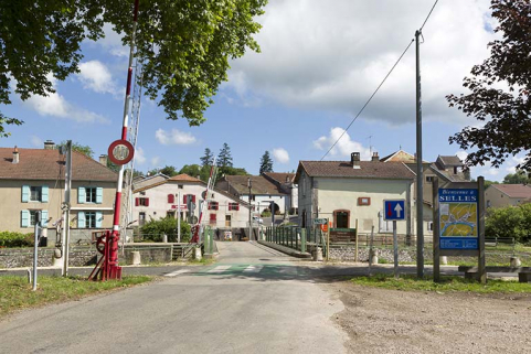 Entrée du village après le pont. © Région Bourgogne-Franche-Comté, Inventaire du patrimoine