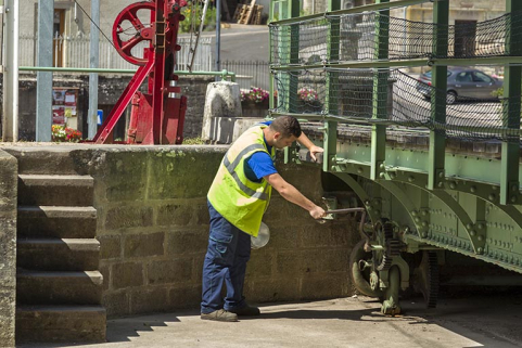 Manutention du calage à l'aide d'une manivelle. © Région Bourgogne-Franche-Comté, Inventaire du patrimoine