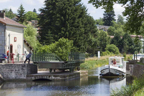 Passage d'un bâteau de plaisance. © Région Bourgogne-Franche-Comté, Inventaire du patrimoine