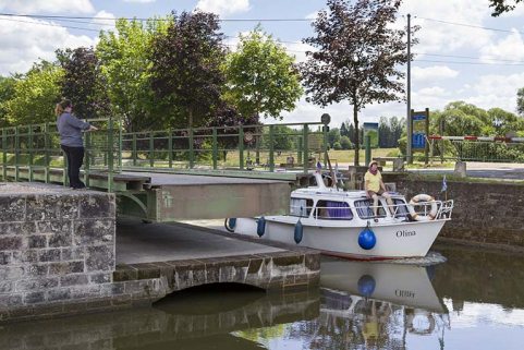 Passage d'un bâteau de plaisance et maintien du tablier ouvert. © Région Bourgogne-Franche-Comté, Inventaire du patrimoine