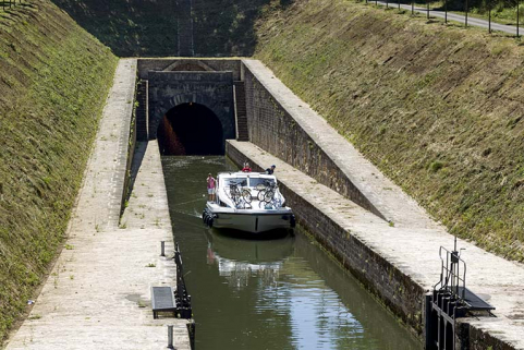 Bateau avalant. © Région Bourgogne-Franche-Comté, Inventaire du patrimoine Bateau avalant. © Région Bourgogne-Franche-Comté, Inventaire du patrimoine