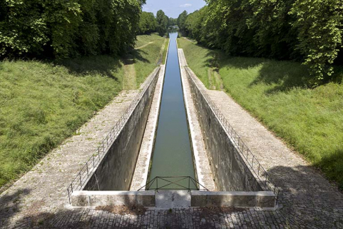 Le canal de navigation, vue amont. © Région Bourgogne-Franche-Comté, Inventaire du patrimoine Le canal de navigation, vue amont. © Région Bourgogne-Franche-Comté, Inventaire du patrimoine