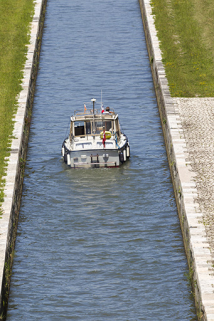Bateau de plaisance remontant le canal de navigation. © Région Bourgogne-Franche-Comté, Inventaire du patrimoine Bateau de plaisance remontant le canal de navigation. © Région Bourgogne-Franche-Comté, Inventaire du patrimoine